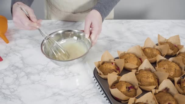 Kahverengi Kağıt Kek Bardaklarında Yabanmersinli Kek Yapıyorlar — Stok video