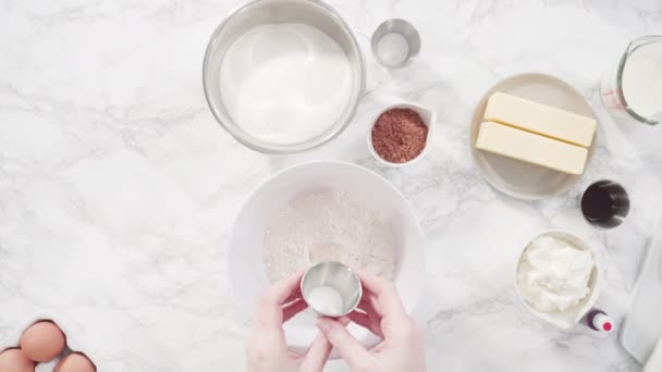 用洒水 巧克力心和亲吻制作红色天鹅绒蛋糕 — 图库视频影像
