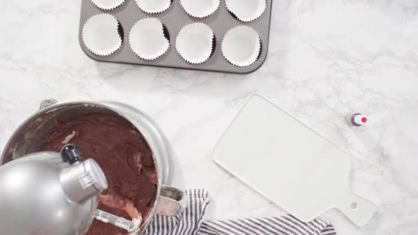 Hacer Cupcakes Terciopelo Rojo Con Chispas Corazones Chocolate Besos — Vídeo de stock