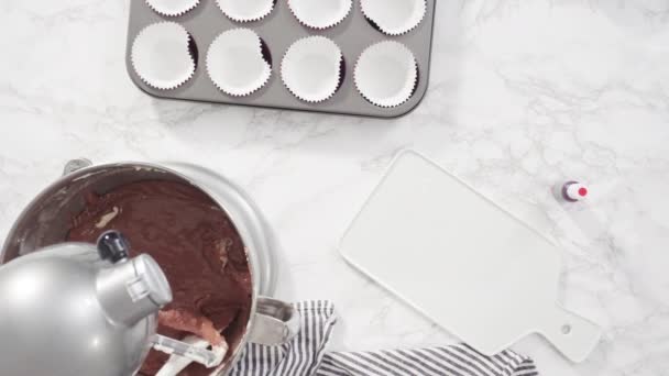 Faire Des Cupcakes Velours Rouge Avec Des Saupoudres Des Cœurs — Video