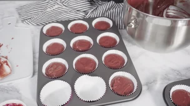 Hacer Cupcakes Terciopelo Rojo Con Chispas Corazones Chocolate Besos — Vídeos de Stock