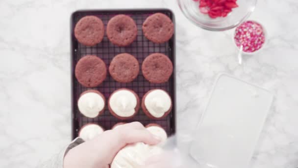 Piros Bársony Muffinok Készítése Cukorral Csokoládé Szívvel Csókokkal — Stock videók