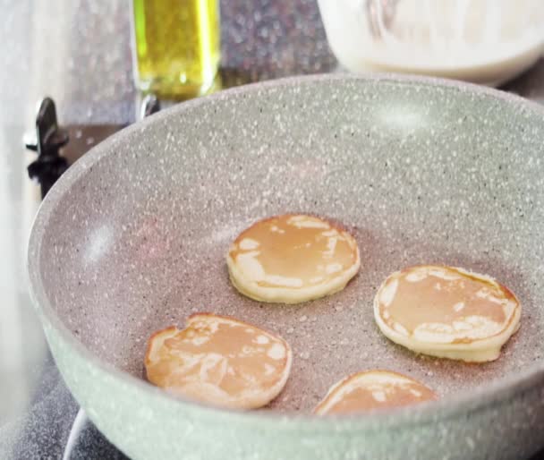 Fritar Pequenas Panquecas Uma Base Kefir Uma Panela Ato Fritar — Vídeo de Stock