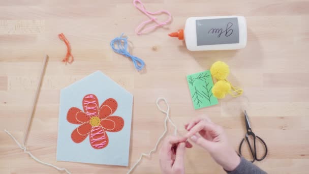 Menina Aprendendo Costurar Com Kit Artesanato Costura Para Crianças — Vídeo de Stock