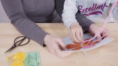 Küçük kız dikiş setiyle dikiş dikmeyi öğreniyor..