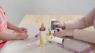 Adım adım. Kağıttan tek boynuzlu atlar yapmak ve boş tuvalet kağıdı ruloları yapmak..