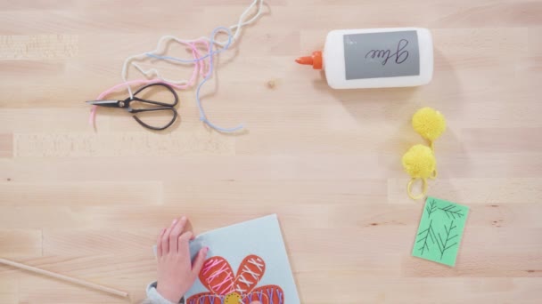 Petite Fille Apprenant Coudre Avec Kit Artisanat Couture Pour Enfants — Video