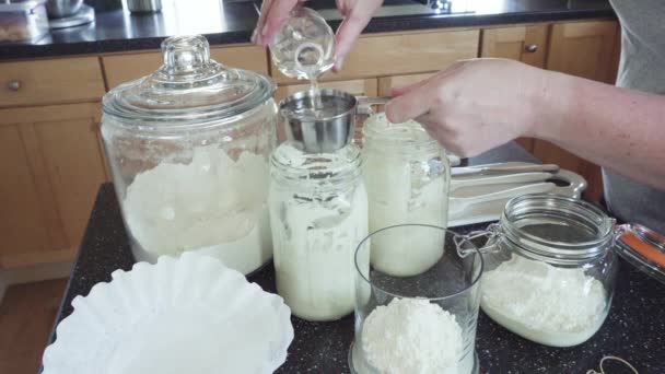Surdegsförrätt Glasburk För Bakning Hantverksbröd — Stockvideo