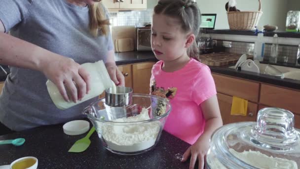 Niña Horneando Pan Plano Con Madre Cocina — Vídeos de Stock