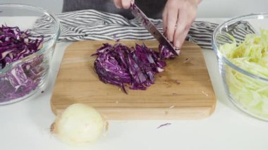 Ağaç kesme tahtasıyla organik lahana doğruyorum..