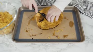 Zeytin yağı, tuz ve biberli organik spagetti hazırlıyorum..