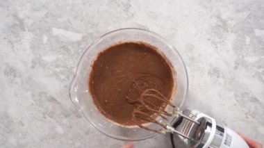 Krem peynirli ve taze çilekli kırmızı kadife kek yapıyorum..
