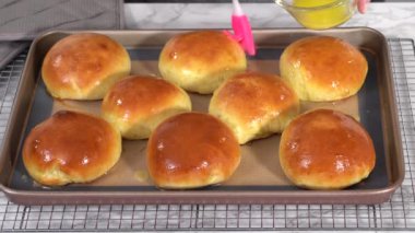 Adım adım. Taze pişmiş çörekler metal servis tepsisinde.
