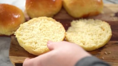 Adım adım. Taze pişmiş çörekler metal servis tepsisinde.