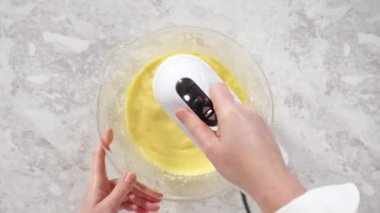 İçi tereyağlı Funfettti Bundt keki hazırlıyorum..