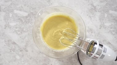 İçi tereyağlı Funfettti Bundt keki hazırlıyorum..