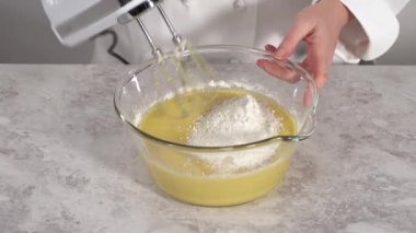 İçi tereyağlı Funfettti Bundt keki hazırlıyorum..