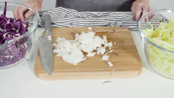 Triturar Cebolla Orgánica Una Tabla Cortar Madera — Vídeo de stock