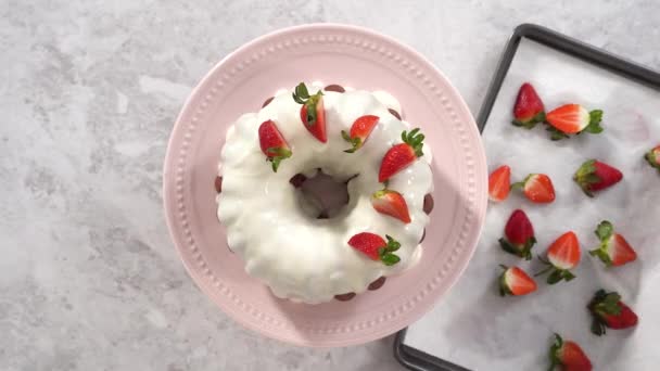 红色天鹅绒面包加奶油奶酪 糖霜和新鲜草莓 — 图库视频影像