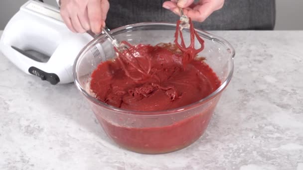 Zubereitung Von Rotem Samtbündel Mit Frischkäse Und Frischen Erdbeeren — Stockvideo