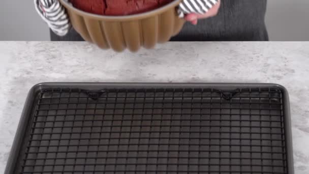 Roter Samt Bundt Kuchen Mit Frischkäse Zuckerguss Und Frischen Erdbeeren — Stockvideo