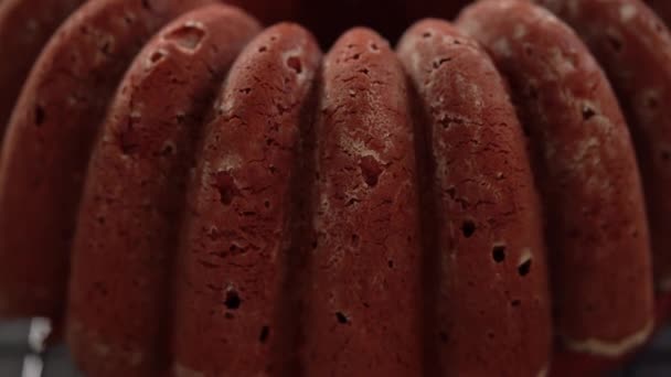 Bolo Veludo Vermelho Com Cobertura Queijo Creme Morangos Frescos — Vídeo de Stock