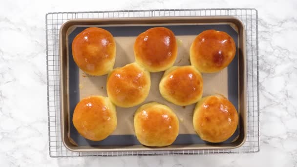 Bollos Brioche Recién Horneados Una Bandeja Servicio Metal — Vídeo de stock