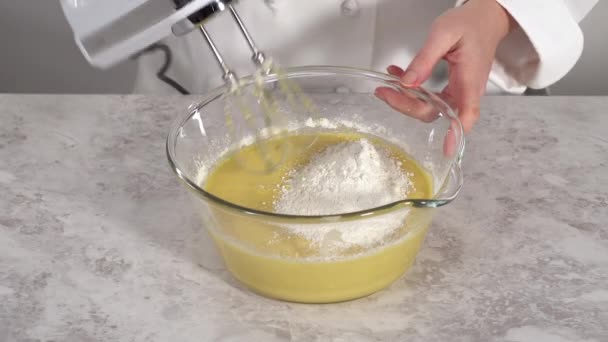 Подготовка Funfettti Bundt Торт Масляным Кремом Заполнения Внутри — стоковое видео