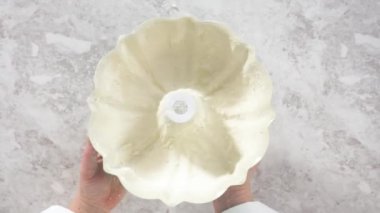 İçi tereyağlı Funfettti Bundt keki hazırlıyorum..