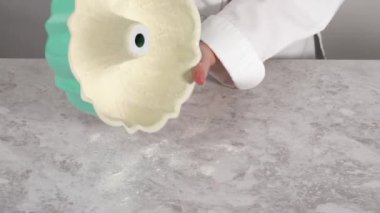 İçi tereyağlı Funfettti Bundt keki hazırlıyorum..