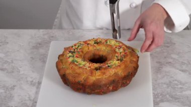 İçi krema dolu Funfettti demetinin yakın görüntüsü.