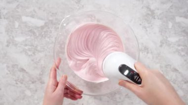 İçi tereyağlı Funfettti Bundt keki hazırlıyorum..