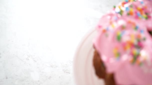 Vista Cerca Torta Paquete Funfettti Con Relleno Crema Mantequilla Interior — Vídeo de stock