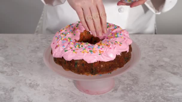 Close View Funfettti Bundt Cake Oil Cream Filling — стоковое видео