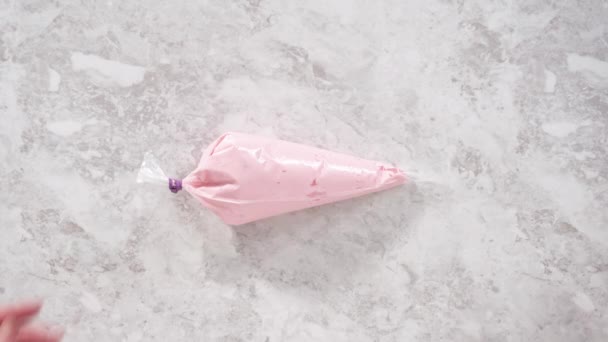 Preparación Pastel Paquete Funfettti Con Relleno Crema Mantequilla Interior — Vídeos de Stock