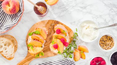 Düz yatıyordu. Adım adım. Organik şeftali ve böğürtlenli ricotta tostu yapıyorum..