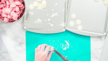 Düz yatıyordu. Adım adım. Kar taneleri şekilli çikolatalardan fazla çikolata buduyorum..