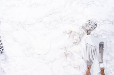 Düz yatıyordu. Kurabiye kesicilerle kar tanesi şekillerini kesmek için yazı tipi açıyorum.