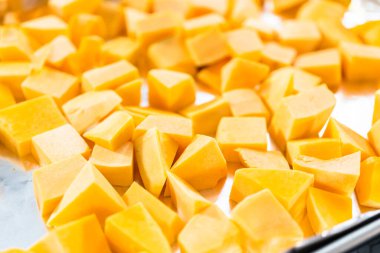 Zeytinyağında tuzlu ve biberli kızarmış tereyağlı kabak..