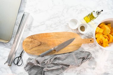 Düz yatıyordu. Zeytinyağında tuzlu ve biberli kızarmış tereyağlı kabak..