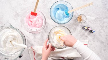 Düz yatıyordu. Adım adım. Tek boynuzlu at merengi pişirmek için besin renklerine karışmak kurabiyeleri patlatır..