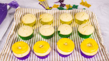 Adım adım. Mardi Gras kutlaması için kremalı İtalyan kremalı vanilyalı kek..