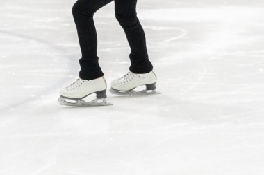 Artistik patinajda artistik patinajcının ayaklarını görüntüle.