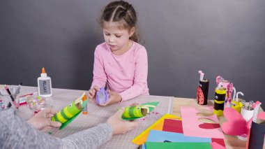 Çocuk kâğıtları. Boş tuvalet kağıdı rulolarından ve inşaat kağıdından kağıt hataları yapmak.