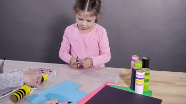 Çocuk kâğıtları. Boş tuvalet kağıdı rulolarından ve inşaat kağıdından kağıt hataları yapmak.