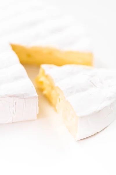 Grande Fatia Queijo Brie Fundo Branco — Fotografia de Stock