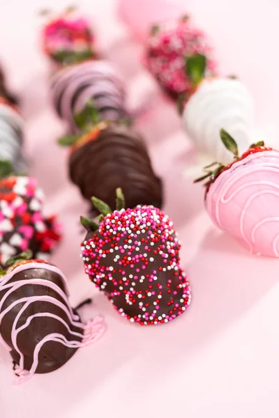 Verschiedene Schokoladen Erdbeeren Auf Rosa Hintergrund — Stockfoto