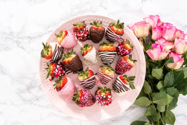 Lapos Fekvés Különböző Csokoládé Mártott Eper Egy Rózsaszín Torta Stand — Stock Fotó