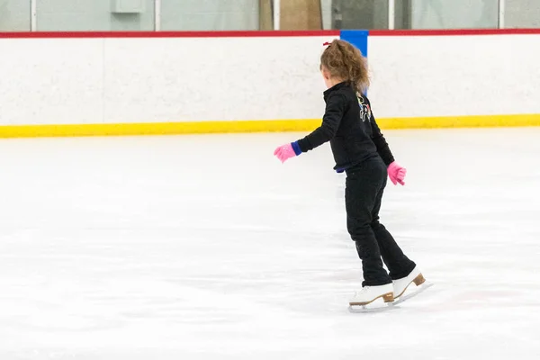 Kleine Eiskunstläuferin Übt Ihre Elemente Beim Morgendlichen Eiskunstlauf Training — Stockfoto