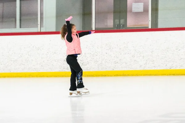 Pequeña Patinadora Practicando Sus Elementos Práctica Patinaje Artístico Matutino —  Fotos de Stock